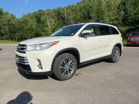Used 2019 Toyota Highlander XLE AWD/4WD image 4