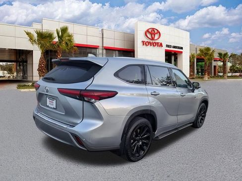 Used 2024 Toyota Highlander Platinum image 5