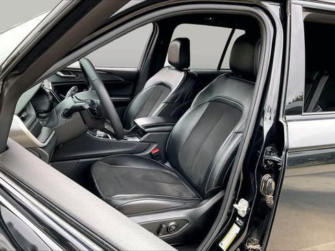 Used 2024 Jeep Grand Cherokee Altitude AWD/4WD image 8