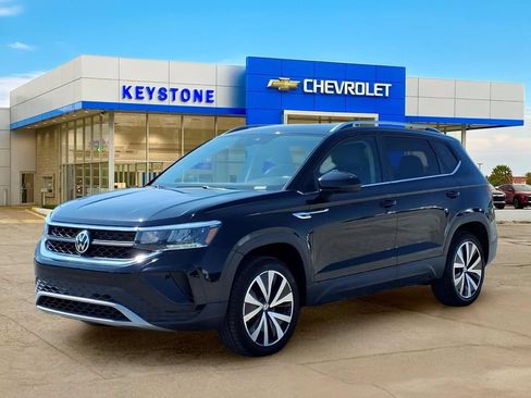 Used 2022 Volkswagen Taos SE w/ IQ.Drive SE Package FWD image 3