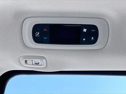 Used 2023 Chrysler Pacifica Limited FWD image 16