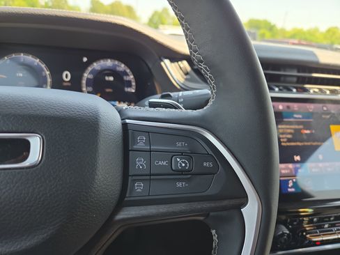 Used 2024 Jeep Grand Cherokee L Limited w/ Luxury Tech Group II image 13