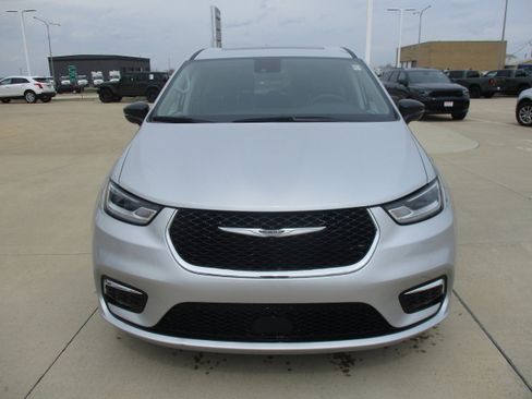 Used 2024 Chrysler Pacifica Limited FWD image 10