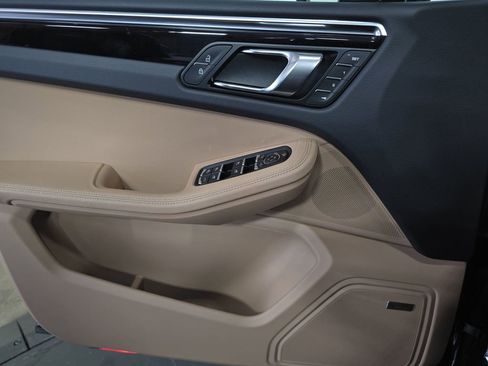 Certified 2025 Porsche Macan image 22