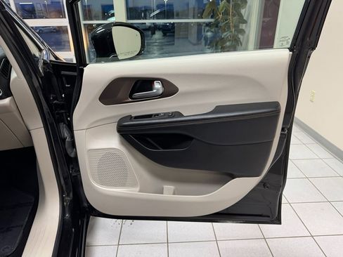 Used 2017 Chrysler Pacifica Touring-L w/ Tire & Wheel Group image 14