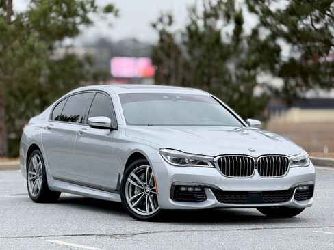 Used 2018 BMW 750i xDrive image 12