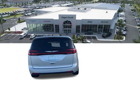 Used 2023 Chrysler Pacifica Touring-L image 28