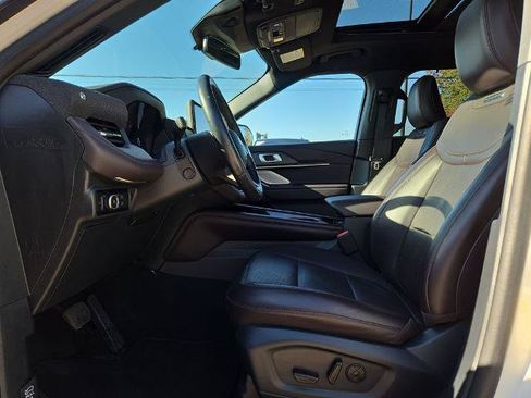 Certified 2025 Ford Explorer Platinum RWD image 16