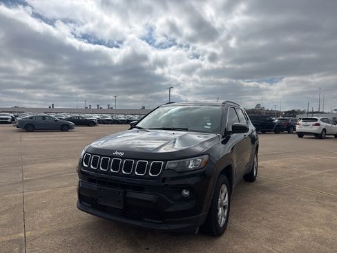 Used 2025 Jeep Compass Latitude image 6