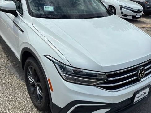 Used 2022 Volkswagen Tiguan SE w/ Panoramic Sunroof Package AWD/4WD image 3