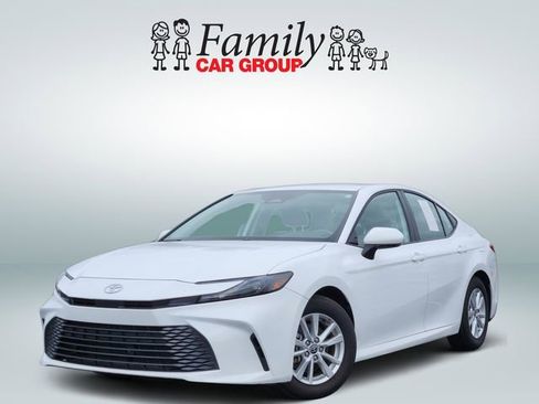 Used 2025 Toyota Camry LE image 1