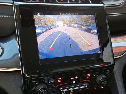 Certified 2023 Jeep Grand Cherokee Laredo w/ Luxury Tech Group I image 18