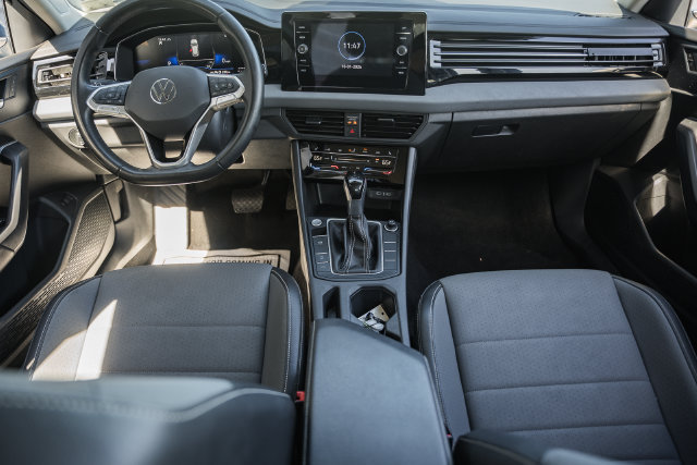 Used 2025 Volkswagen Jetta SE FWD image 24