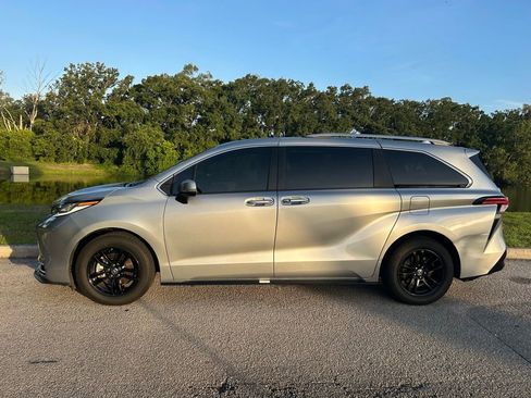 Used 2022 Toyota Sienna Limited FWD image 3