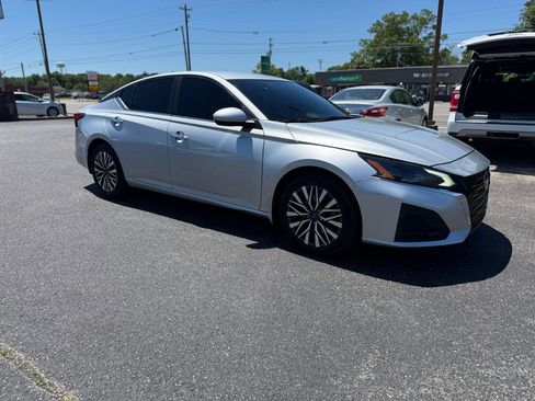 Used 2023 Nissan Altima 2.5 SV FWD image 3
