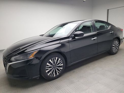 Used 2023 Nissan Altima 2.5 SV image 2