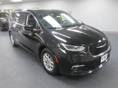 Used 2023 Chrysler Pacifica Touring-L FWD image 3