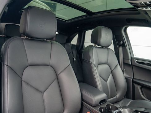 Certified 2025 Porsche Macan image 27
