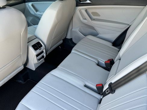 Used 2022 Volkswagen Tiguan SE w/ Panoramic Sunroof Package AWD/4WD image 12