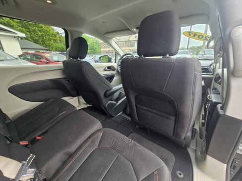 Used 2017 Chrysler Pacifica LX FWD image 43
