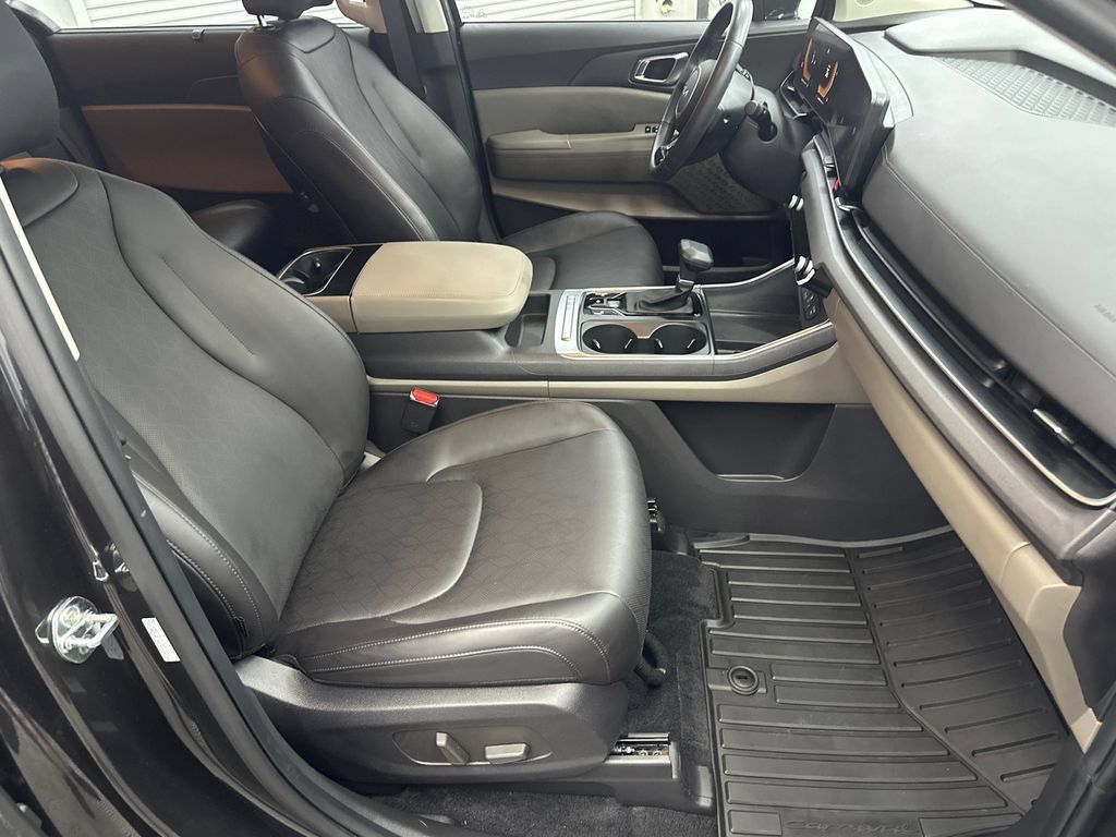 Used 2025 Kia Carnival EX FWD image 15
