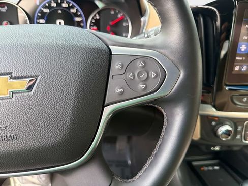Used 2023 Chevrolet Traverse Premier FWD image 27