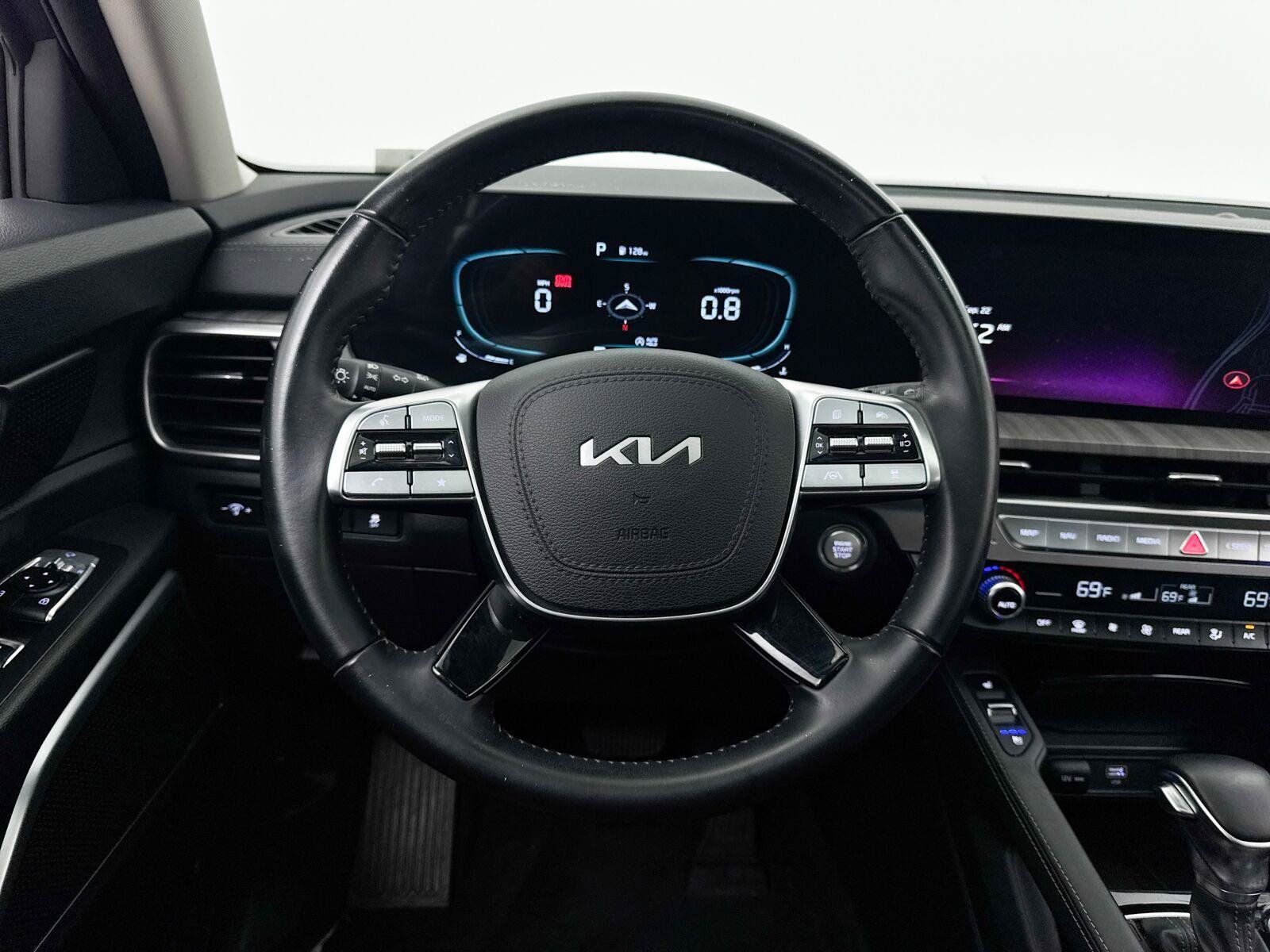 Used 2023 Kia Telluride EX w/ EX Captain's Chair Package FWD image 4