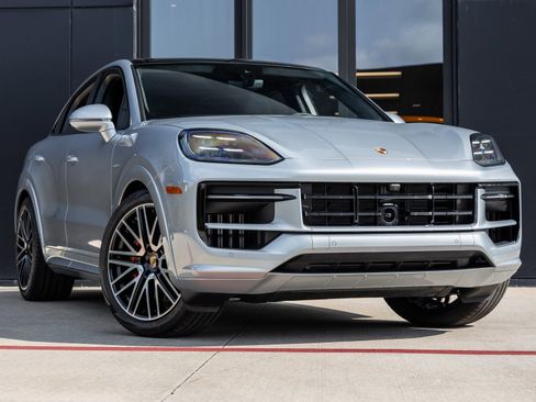 Certified 2025 Porsche Cayenne S image 6