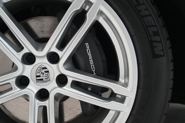 Certified 2026 Porsche Macan AWD/4WD image 9