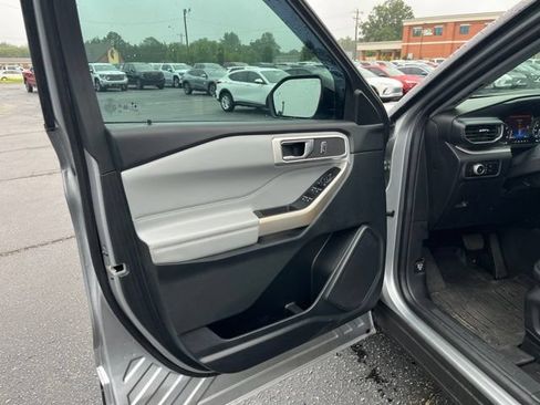Used 2023 Ford Explorer XLT w/ Equipment Group 202A RWD image 5