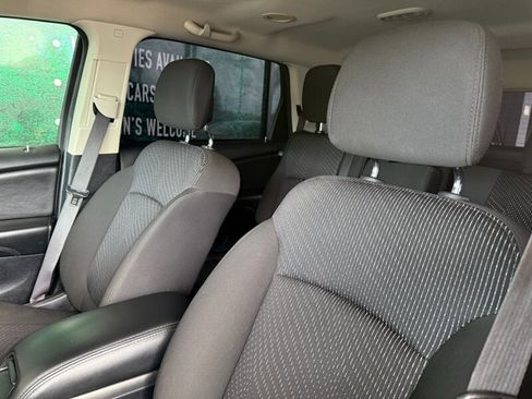 Used 2019 Dodge Journey SE w/ Premium Group image 18