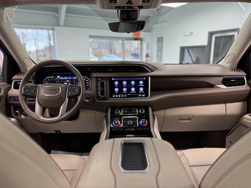 Used 2021 GMC Yukon Denali w/ Denali Premium Package image 24