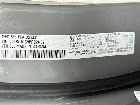 Used 2023 Chrysler Pacifica Limited FWD image 38