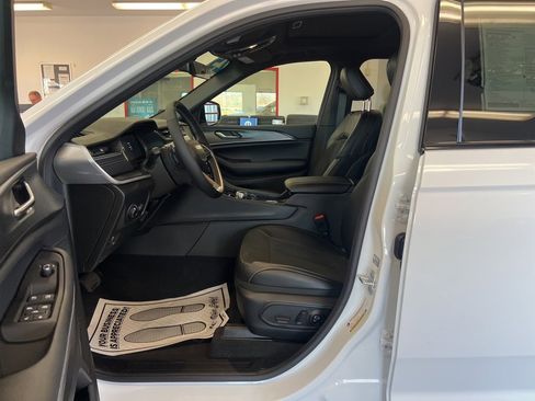 New 2025 Jeep Grand Cherokee Altitude image 6