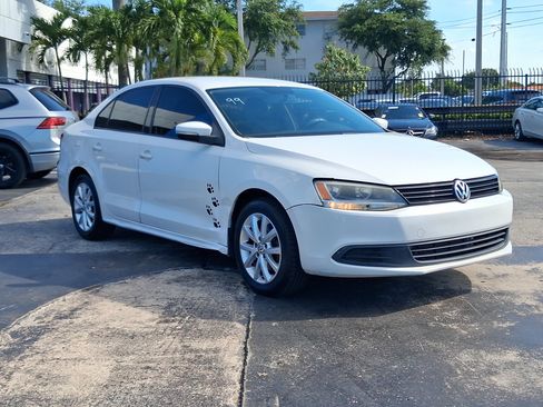 Used 2011 Volkswagen Jetta SE FWD image 4