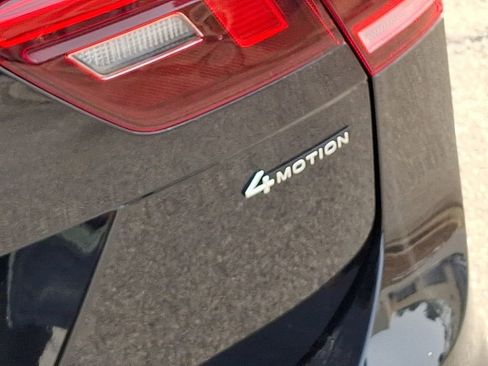 Used 2024 Volkswagen Tiguan SE w/ Panoramic Sunroof Package image 34