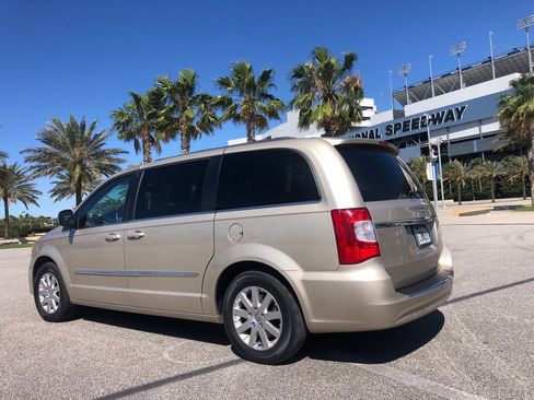Used 2014 Chrysler Town & Country Touring image 7