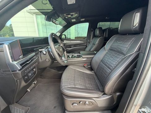 Used 2025 Cadillac Escalade ESV V AWD/4WD image 11
