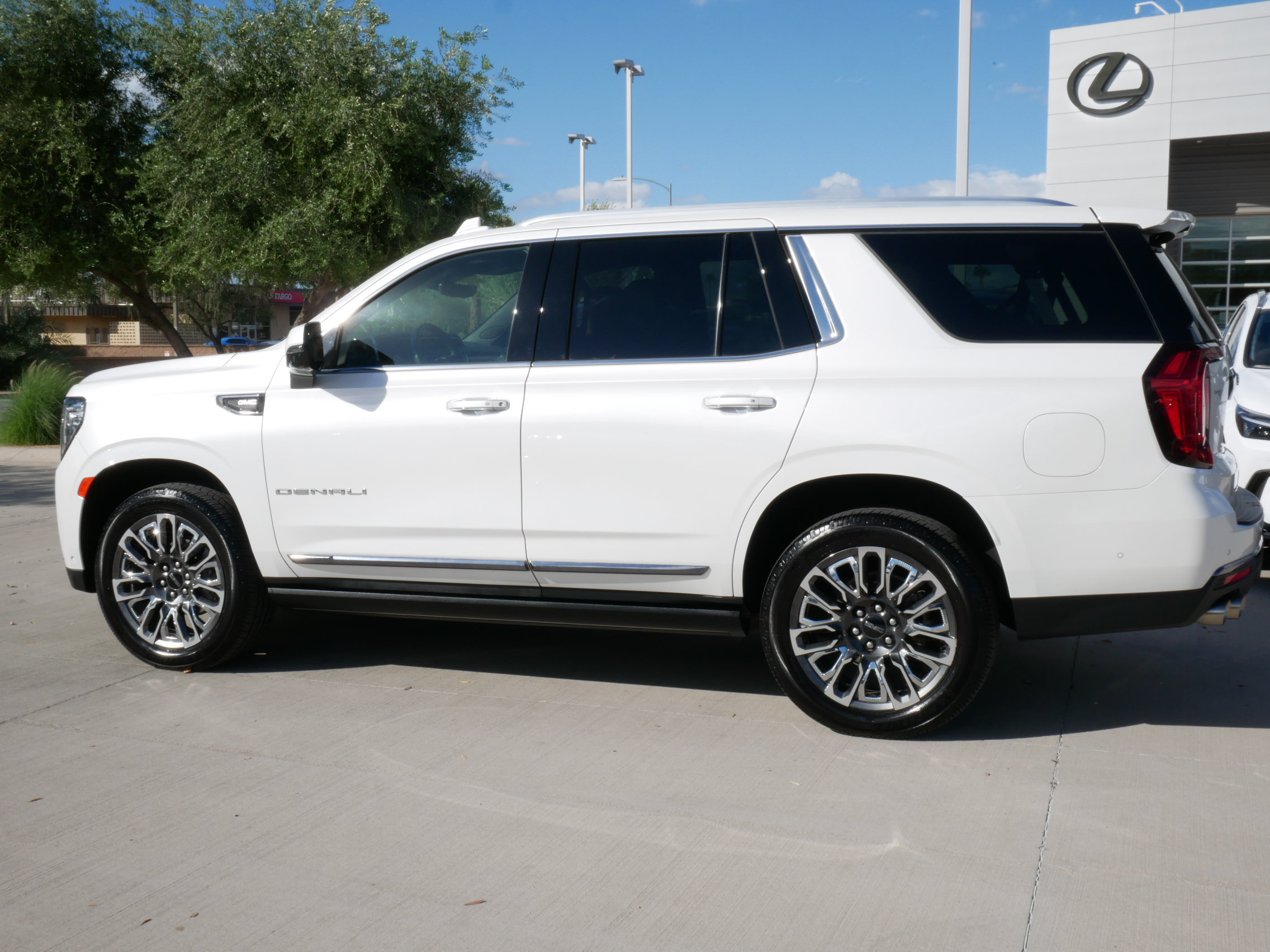 Used 2023 GMC Yukon Denali Ultimate AWD/4WD image 5