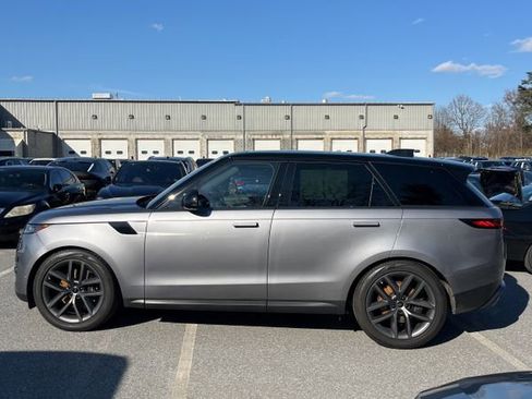 Used 2025 Land Rover Range Rover Sport SE image 2