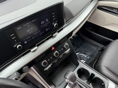 Used 2024 Kia Carnival LX image 20