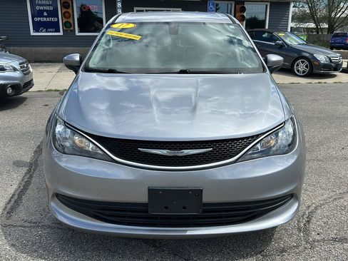 Used 2017 Chrysler Pacifica Touring FWD image 6