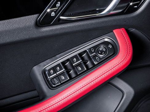 Certified 2025 Porsche Macan AWD/4WD image 23