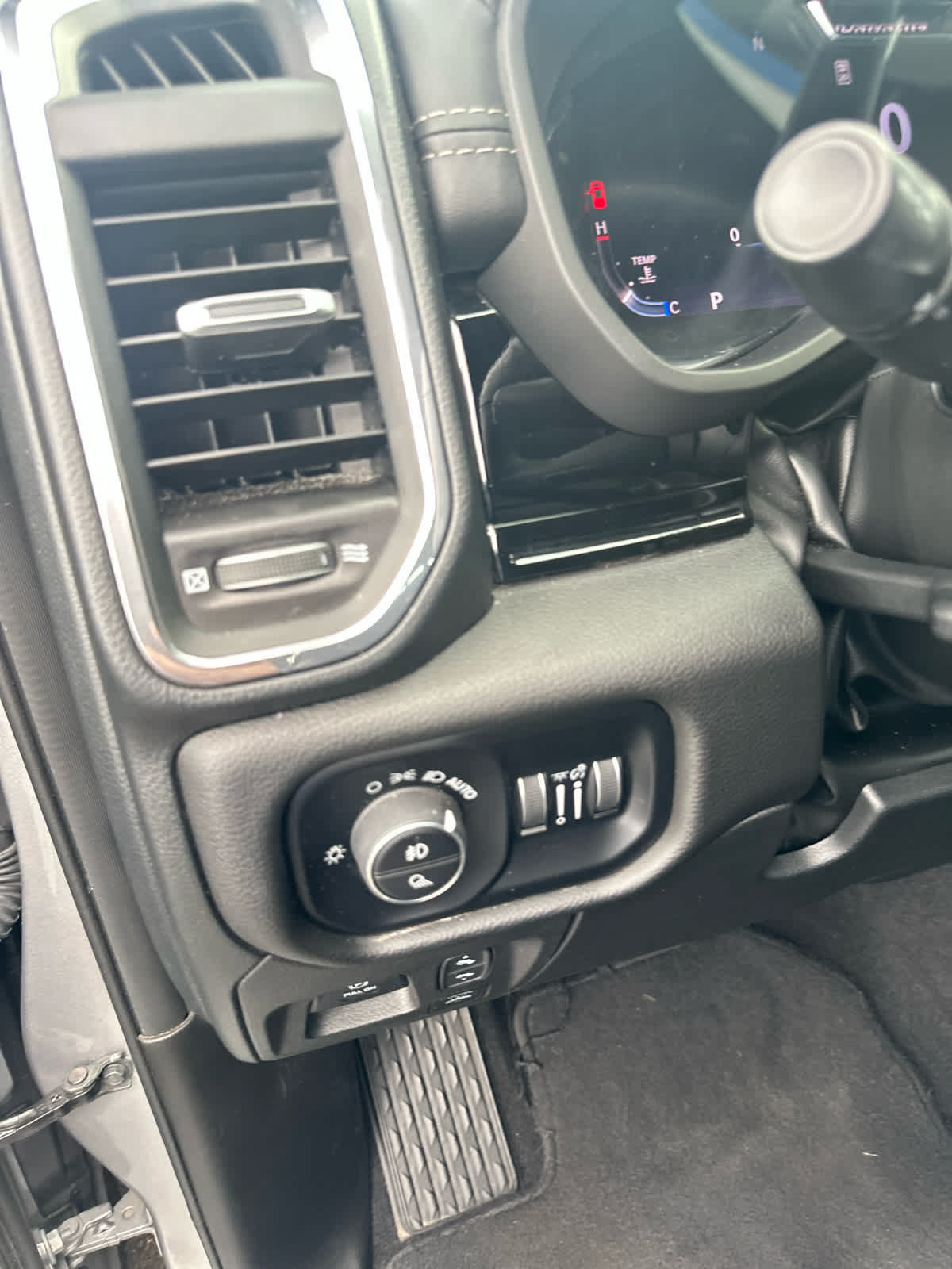 Used 2025 RAM 1500 Laramie w/ Advanced Safety Group II AWD/4WD image 20