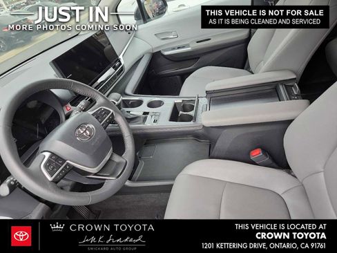 Used 2026 Toyota Sienna XLE FWD image 4