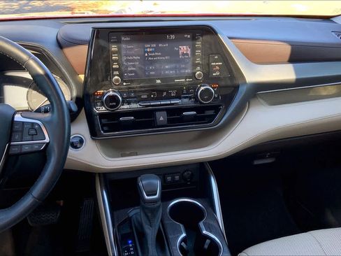 Used 2021 Toyota Highlander Limited image 6