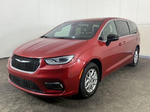 Used 2025 Chrysler Pacifica Select FWD image 3