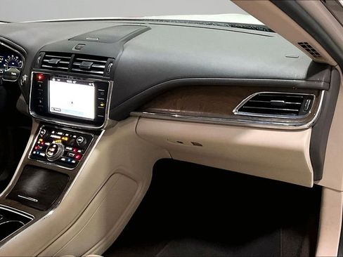 Used 2019 Lincoln Continental Select w/ Continental Climate Package image 25