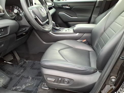 Certified 2023 Toyota Highlander XLE image 10