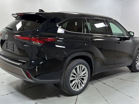 New 2026 Toyota Highlander Platinum image 5